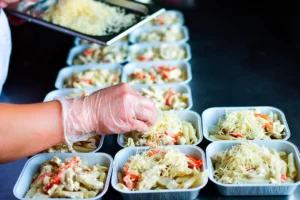 Marmitas ganham novo público e pedidos crescem 25,2% em Goiás