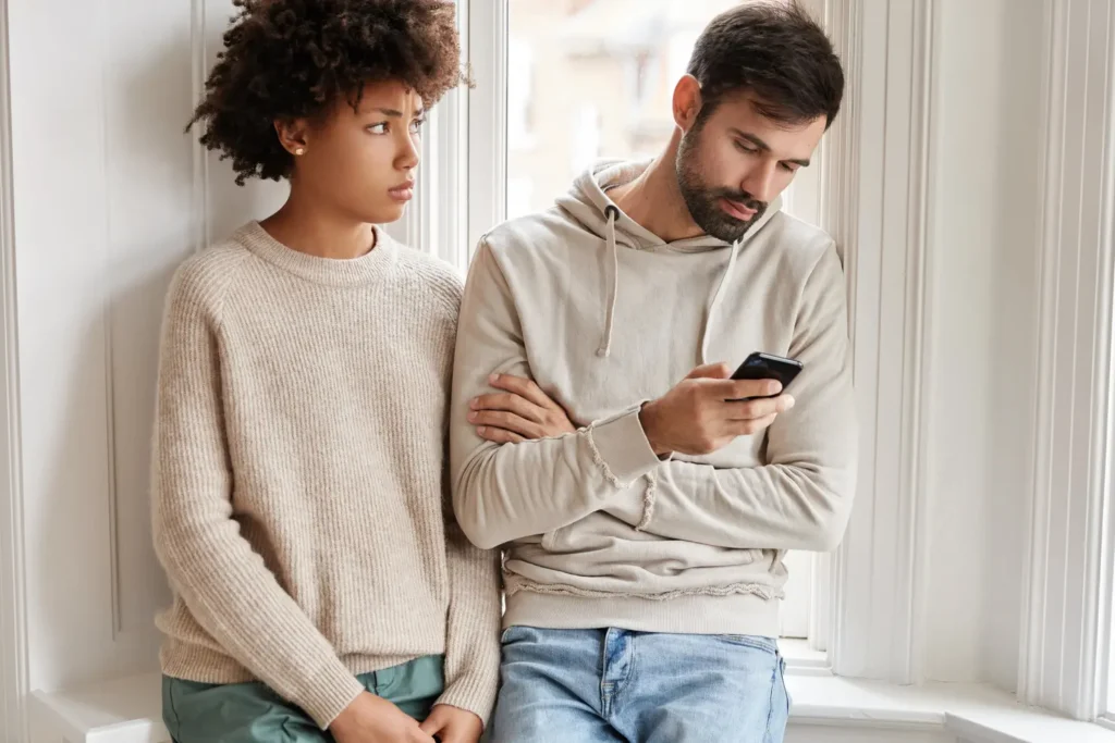 Violência digital em relacionamentos: veja por que a maioria não reconhece o problema