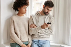 Violência digital em relacionamentos: veja por que a maioria não reconhece o problema