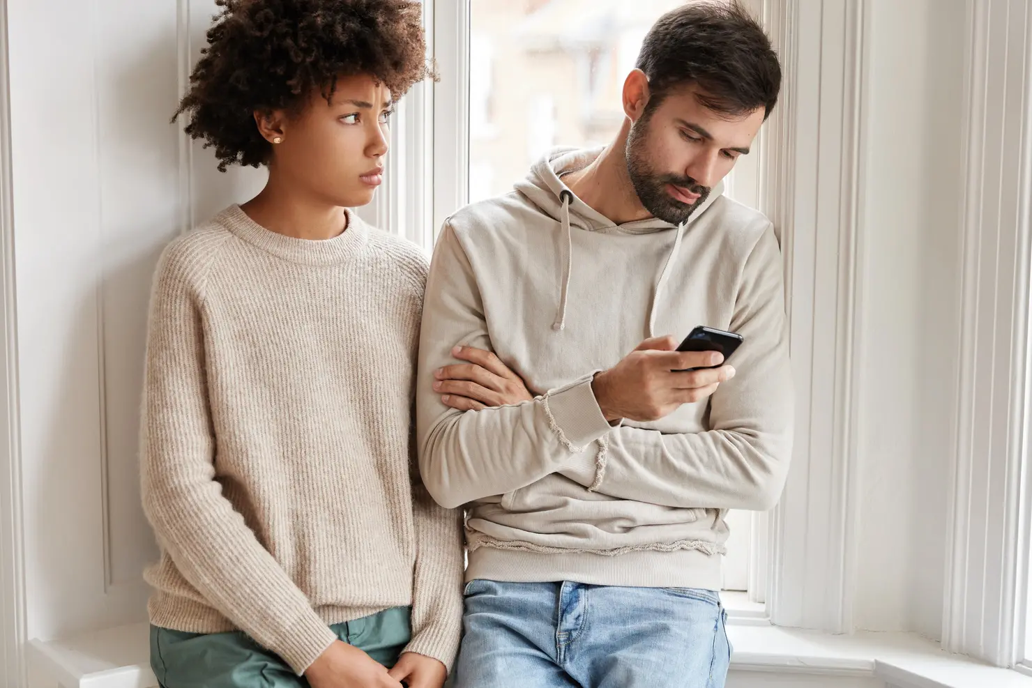 Violência digital em relacionamentos: veja por que a maioria não reconhece o problema