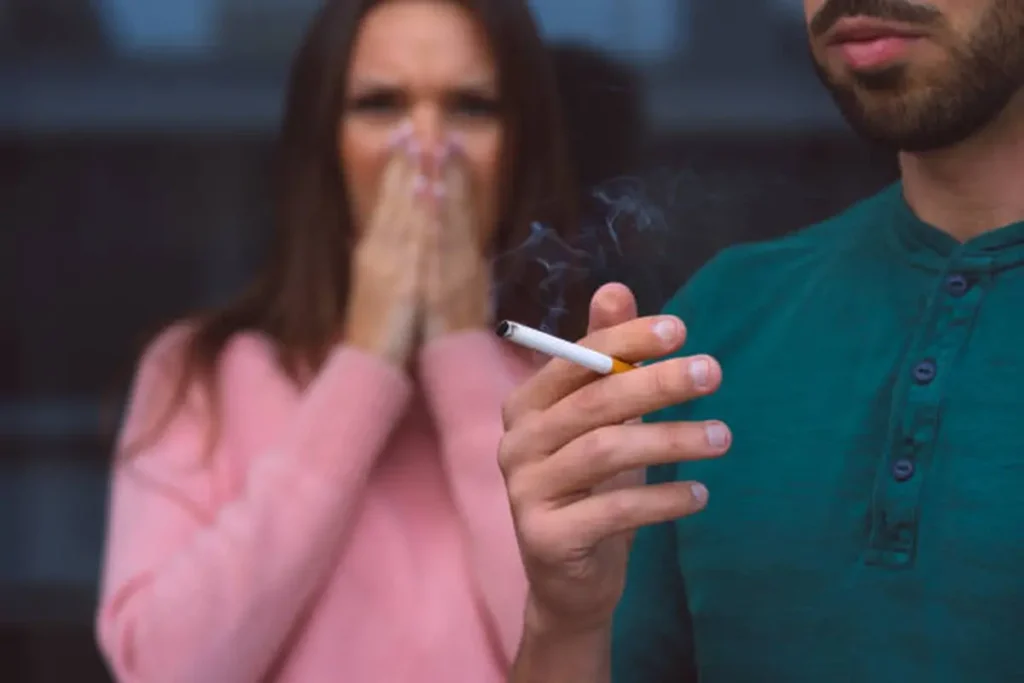 Fumo passivo ainda atinge bilhões em todo o mundo; saiba quem são os mais afetados