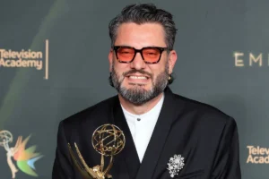 Brasileiro vence Emmy por direção musical do show de Bad Bunny no Super Bowl