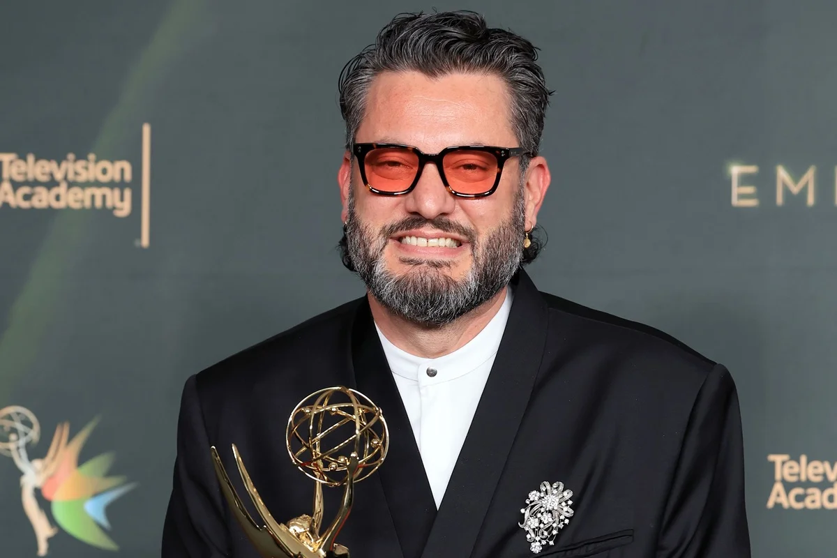 Brasileiro vence Emmy por direção musical do show de Bad Bunny no Super Bowl