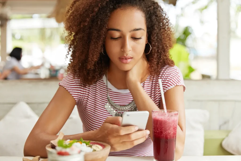 Comer diante das telas faz você consumir mais do que imagina; entenda o motivo