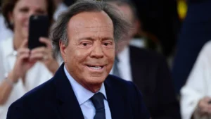 Julio Iglesias enfrenta nova denúncia por agressão sexual e trabalho forçado