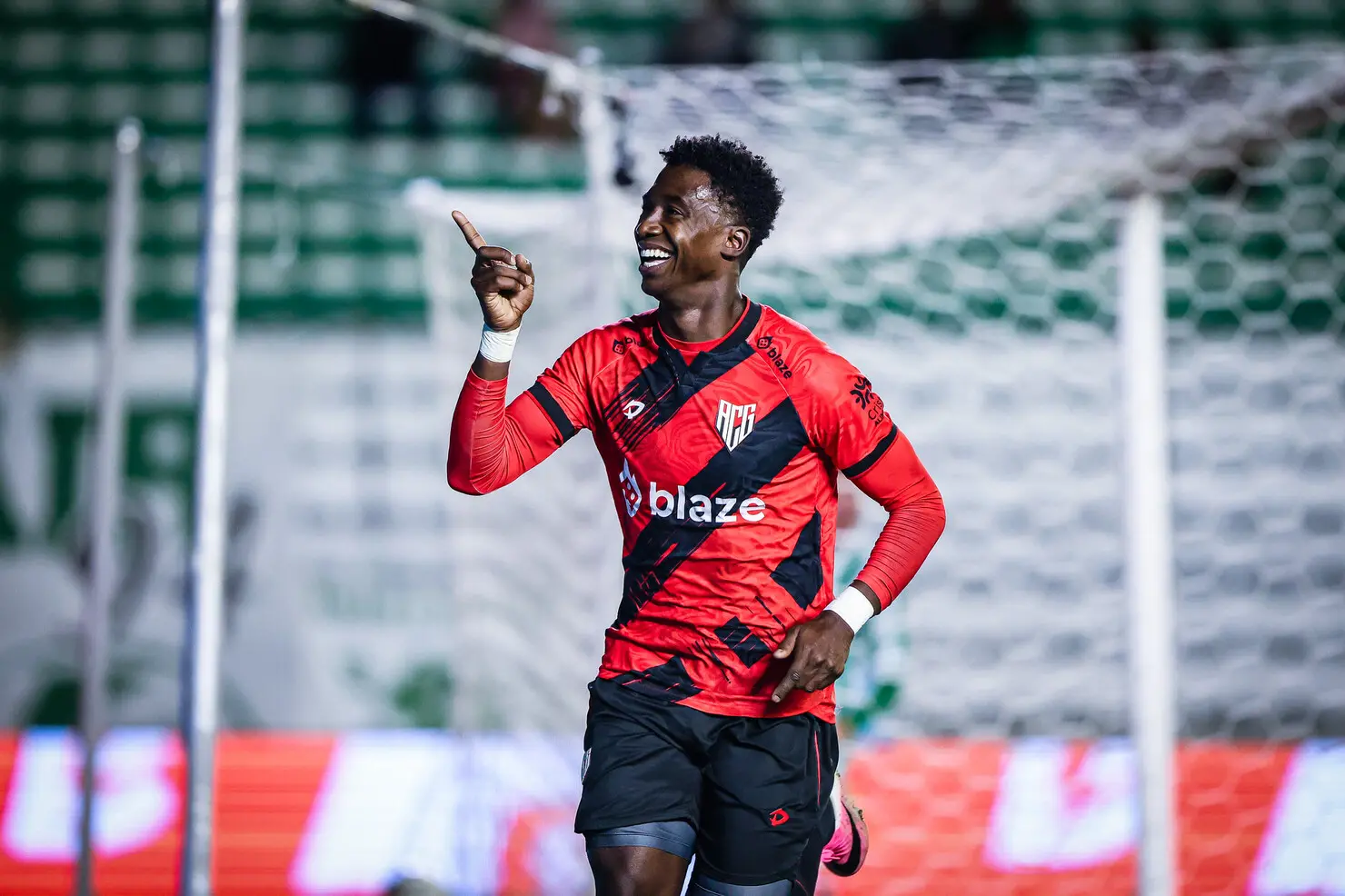 Atlético-GO busca empate no fim e arranca ponto diante do líder Juventude