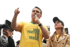 Na reta final da campanha, Flávio Bolsonaro fará carreata em Goiânia