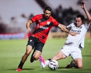 Atlético-GO vence o Ceará mesmo com um jogador a menos e encosta no G-6