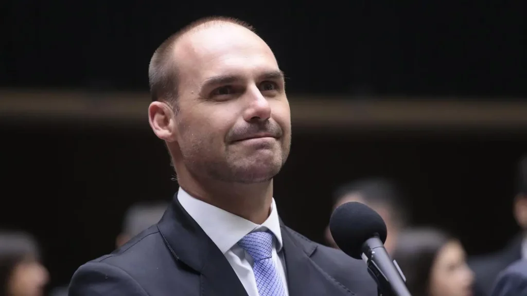 TSE manda Eduardo Bolsonaro apagar publicações sobre urnas eletrônicas