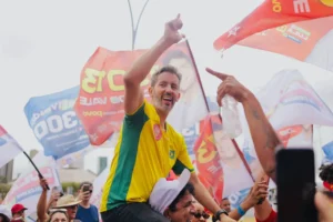 Leandro Grass reúne comunidade escolar para discutir futuro da educação no DF