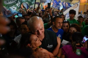“Meu nome e minha foto vão estar na urna”, diz Arruda em ato no DF