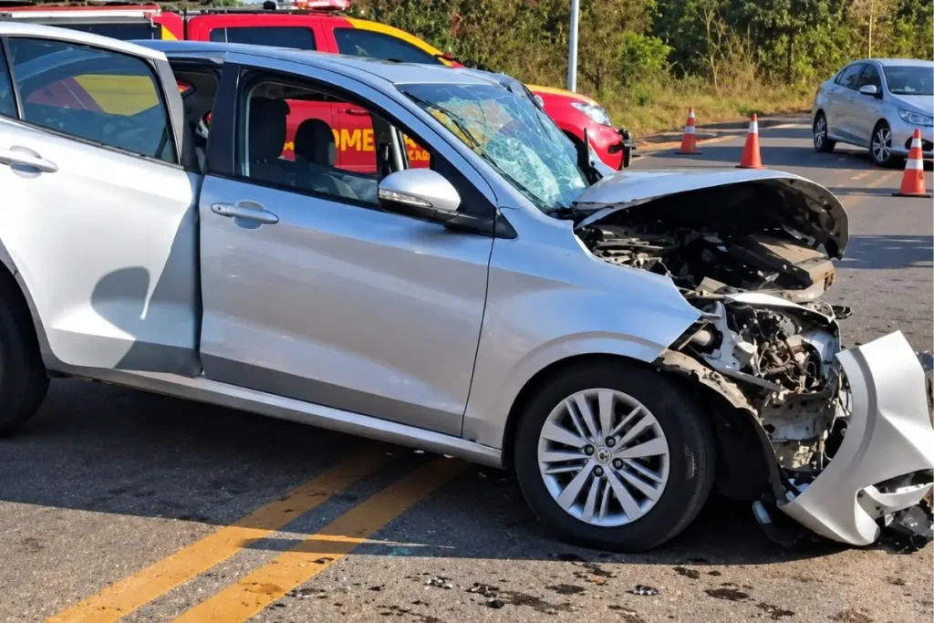 Carro danificado por acidente na GO-462