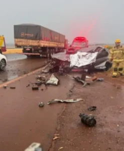 Motorista morre após carro colidir com caminhão na GO-210, em Santa Helena de Goiás