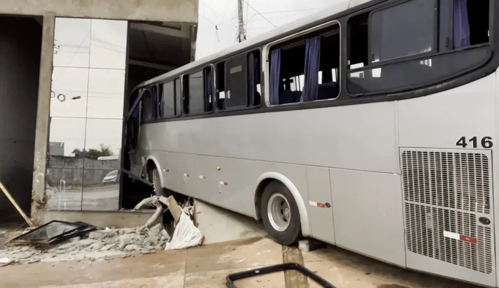 Ônibus com 38 passageiros invade anexo de galpão no Setor São Francisco em Goiânia