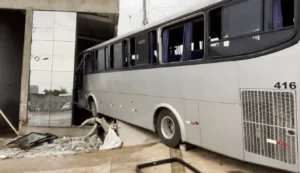 Ônibus com 38 passageiros invade anexo de galpão no Setor São Francisco em Goiânia