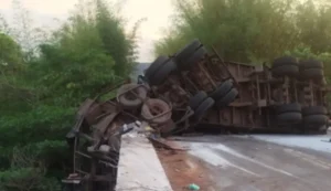Caminhoneiro é resgatado após veículo cair em rio na zona rural de Jataí