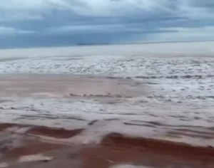 Chuva de granizo cobre paisagem de branco em Chapadão do Céu, em Goiás