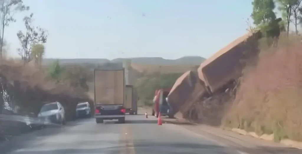 Carreta bitrem sai da pista e deixa motorista ferido na BR-040, em Cristalina