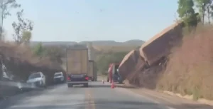 Carreta bitrem sai da pista e deixa motorista ferido na BR-040, em Cristalina