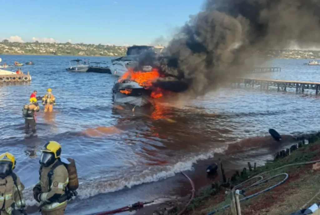Lancha pega fogo no Lago Paranoá e deixa 11 pessoas feridas em Brasília