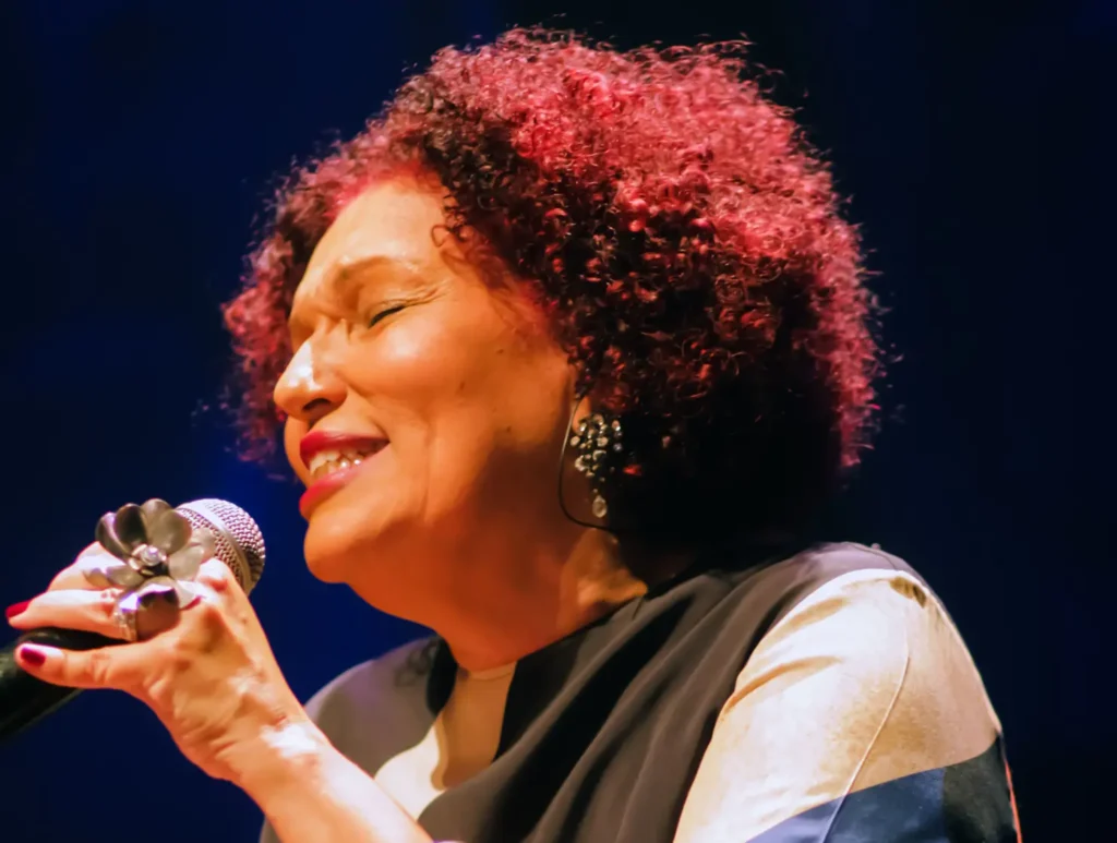 Cláudia Vieira celebra 30 anos de carreira com show de jazz, MPB e blues em Goiânia