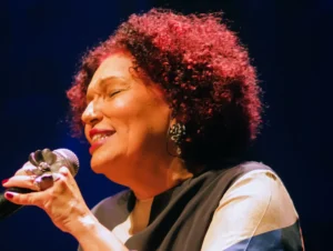 Cláudia Vieira celebra 30 anos de carreira com show de jazz, MPB e blues em Goiânia