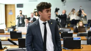Petistas pedem investigação de Nikolas Ferreira por ligação com Vorcaro