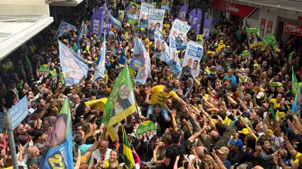 Flávio participa de ato no local da facada em Bolsonaro