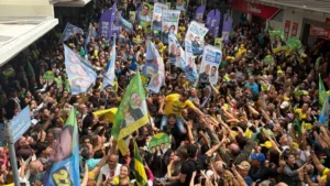 Flávio participa de ato no local da facada em Bolsonaro