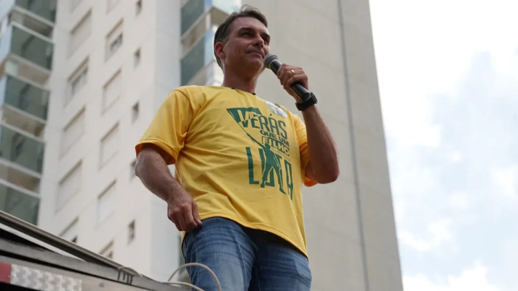 Defesa de Flávio recorre ao STF contra decisão de Dino