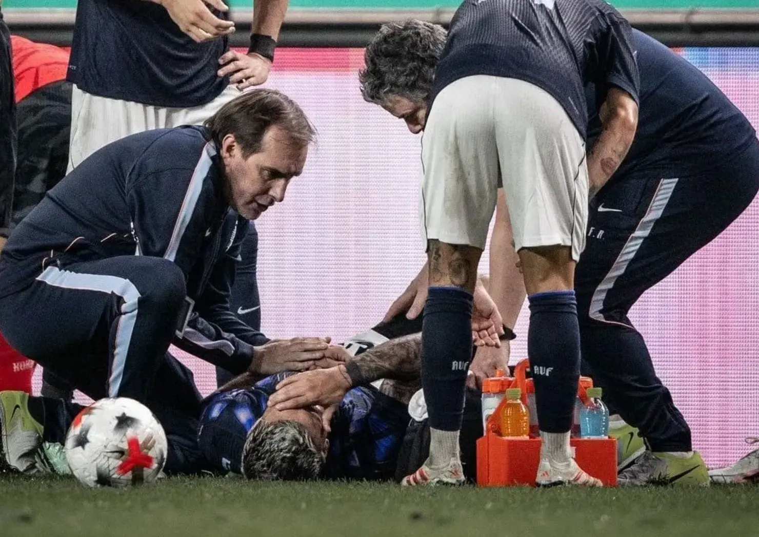 Arrascaeta passará por cirurgia após sofrer fratura em jogo da seleção uruguaia