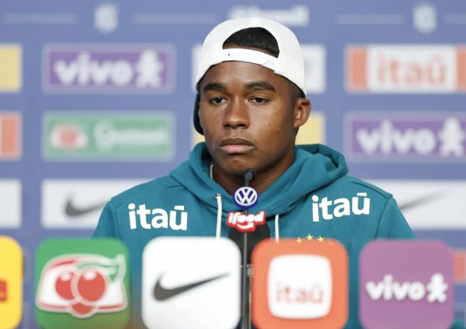 Endrick minimiza pressão no futebol e valoriza rotina do trabalhador