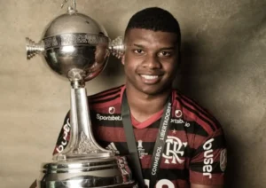 Vila Nova negocia contratação de atacante revelado pelo Flamengo