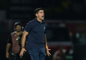 Abel Ferreira é denunciado pelo STJD após chutar microfone em jogo do Palmeiras