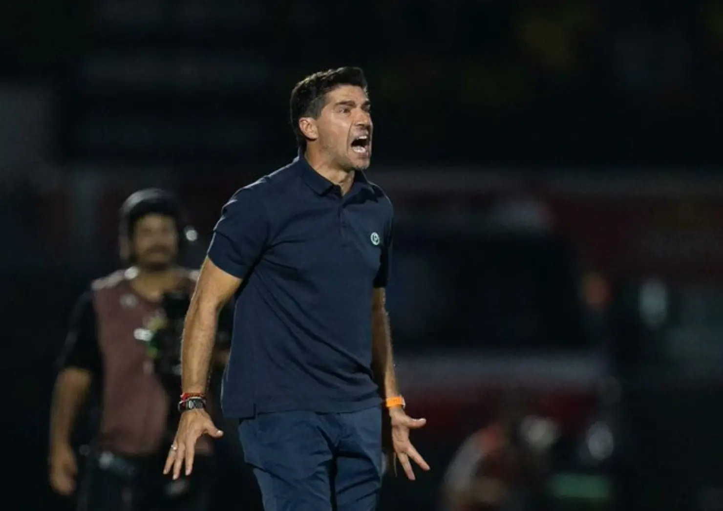 Abel Ferreira é denunciado pelo STJD após chutar microfone em jogo do Palmeiras