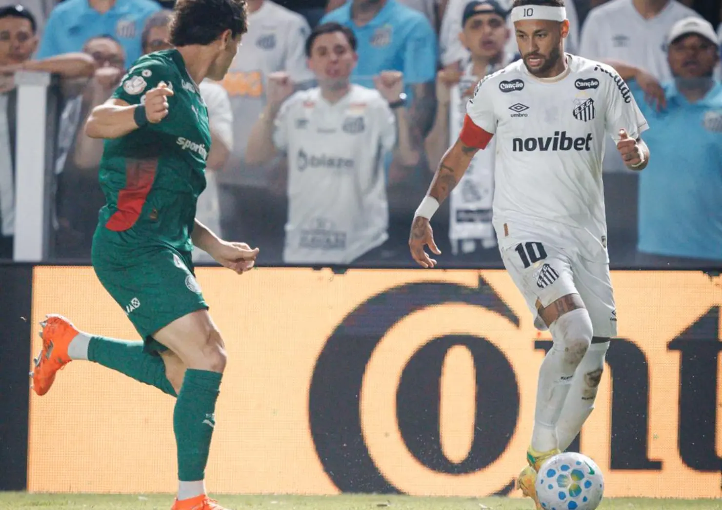 Neymar detona gramado da Vila Belmiro após lesão