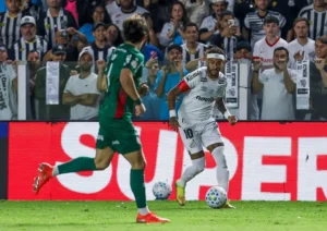 Neymar detona gramado da Vila Belmiro após lesão