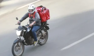 Entregadores de aplicativos paralisam atividades e recusam pedidos em Goiânia
