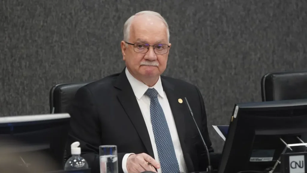 Presidente do STF suspende decisões de André Mendonça e Flávio Dino