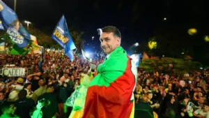 Flávio Bolsonaro diz que pai está “censurado” e convoca atos