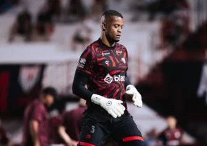 Atlético-GO presta apoio a Paulo Vitor após denúncia de racismo