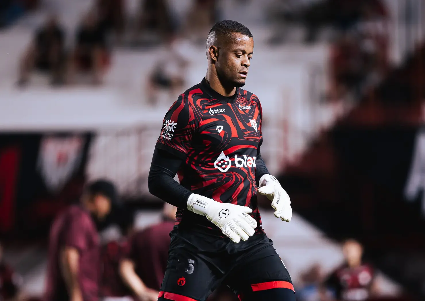Atlético-GO presta apoio a Paulo Vitor após denúncia de racismo