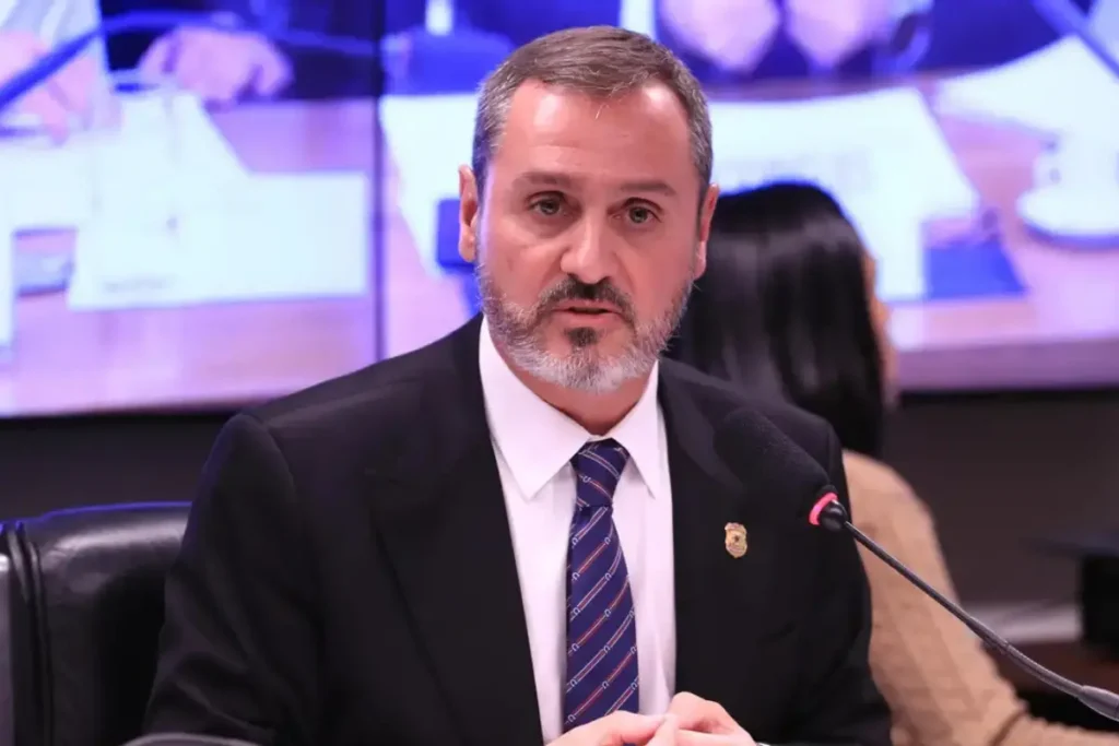 Dino reverte afastamento e manda Andrei Rodrigues de volta ao comando da PF