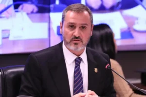 Dino reverte afastamento e manda Andrei Rodrigues de volta ao comando da PF