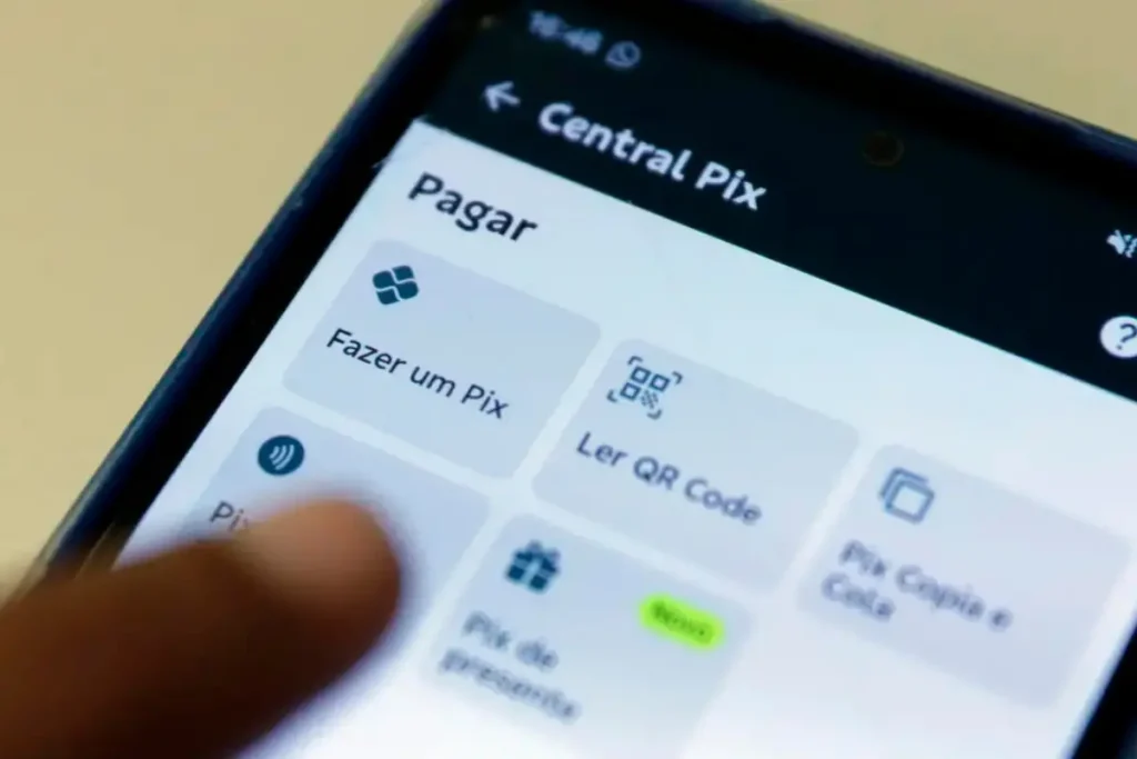 Pix terá novas regras e poderá funcionar em contas-salário a partir de 2027