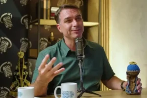 Fux suspende decisão de Dino e restabelece ordem para retirar posts sobre Flávio Bolsonaro