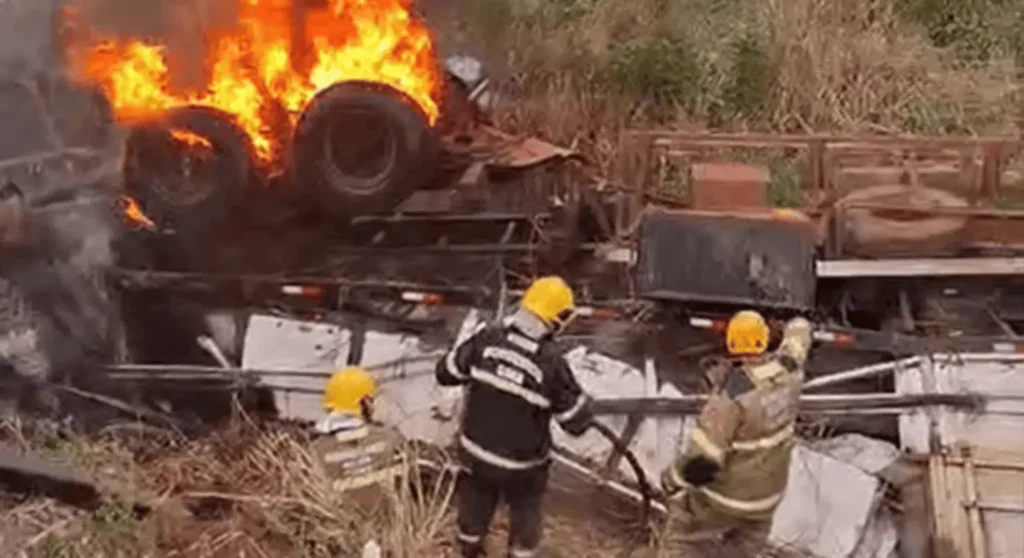 Motorista morre carbonizado após carreta pegar fogo na BR-364 em Jataí