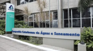 CASAN abre concurso com 40 vagas e salários de até R$ 12,6 mil