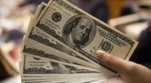 Dólar cai a R$ 5,13 e Ibovespa sobe após reajuste do Bolsa Família