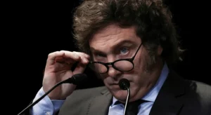 Argentina vê economia encolher sob Milei às vésperas da eleição de 2027